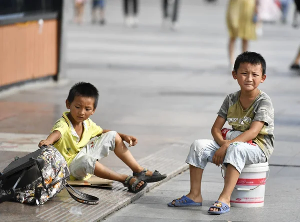 Young Chinese Children Carry Luggages Going Way Take Catch Trains — Stock Photo, Image