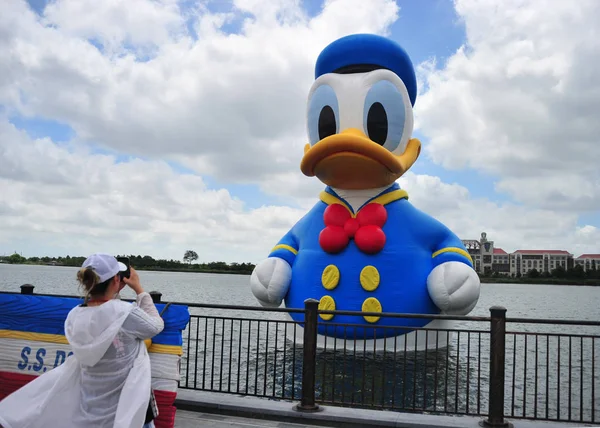 Een Meter Hoge Opblaasbare Donald Duck Zien Lakeside Disney Town — Stockfoto