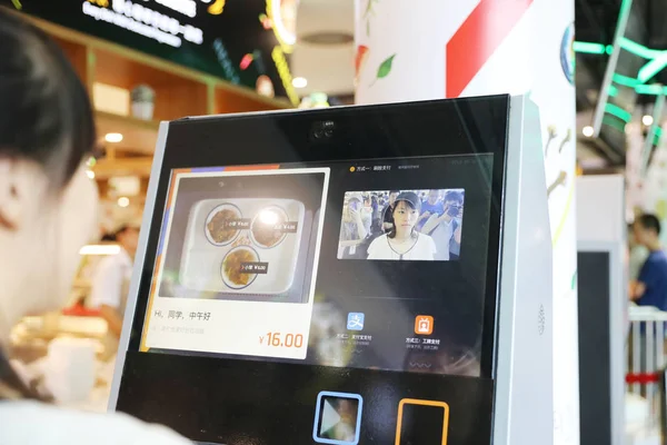 Chinese Employee Uses Face Recognition System Self Service Check Out — Stock Photo, Image