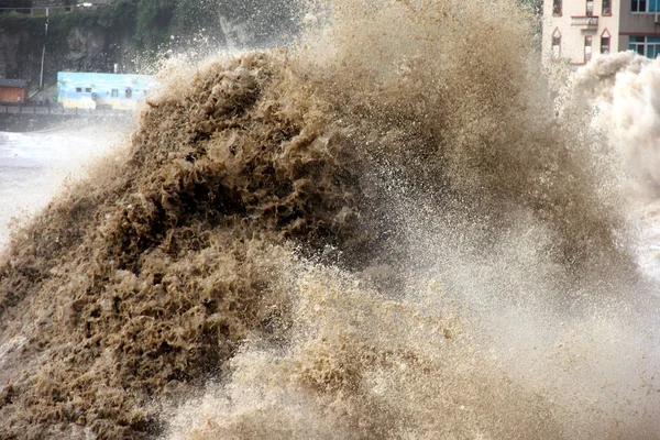 Hullámok Egy Árapály Viselte Okozta Typhoon Maria Túlfeszültség Múlt Akadályt — Stock Fotó