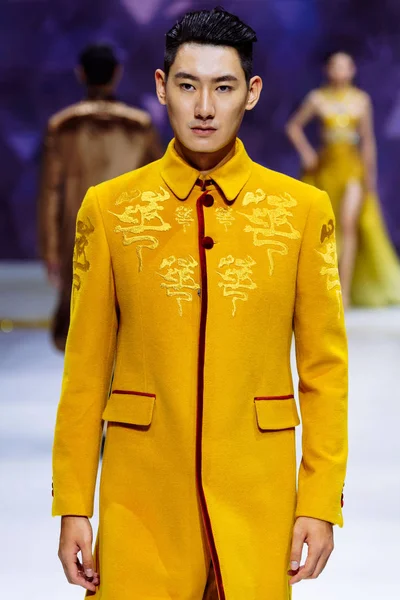 Modell Visar Traditionell Skapelse Modevisning Modeveckan 2018 Beijing Beijing Kina — Stockfoto