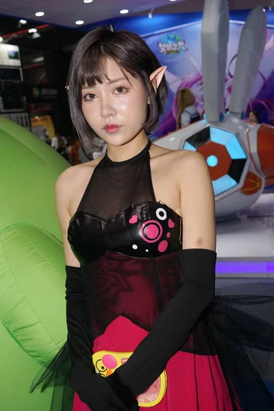Uma Showgirl Vestida Com Trajes Cosplay Posa Durante 14Th China — Fotografia de Stock