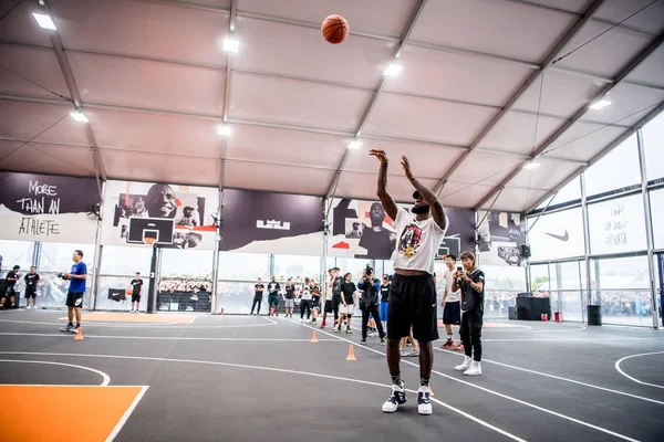 Nba Star Lebron James Los Angeles Lakers Shows His Basketball — Stock Photo, Image