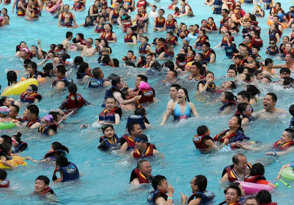 Chinese Vakantiegangers Menigte Een Waterpark Koelen Een Warme Dag Chengdu — Stockfoto