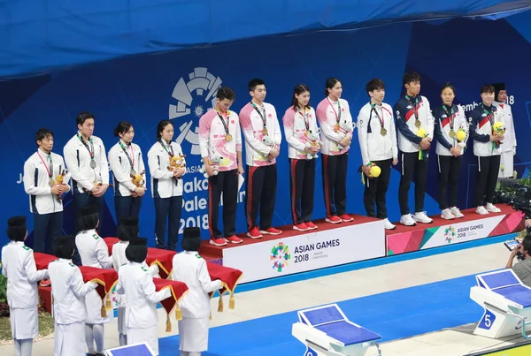 Peraih Medali Emas Tim Medley 4X100 Campuran Tiongkok Tengah Berpose — Stok Foto
