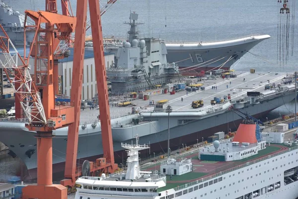 7月2日 中国首艘国产航空母舰001A 在中国东北辽宁省大连市大连造船业有限公司造船厂合影 — 图库照片