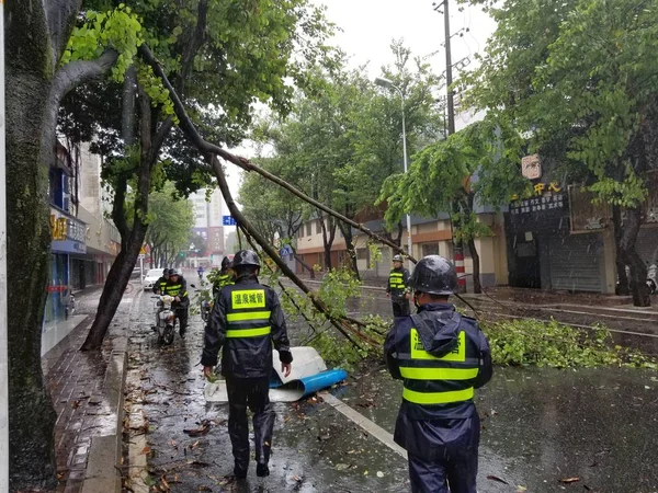 2018年7月11日 中国福建省福州市连江县 中国城市执法人员 又称城管 清除因台风玛丽亚 Maria 造成的强风折断的树枝 — 图库照片