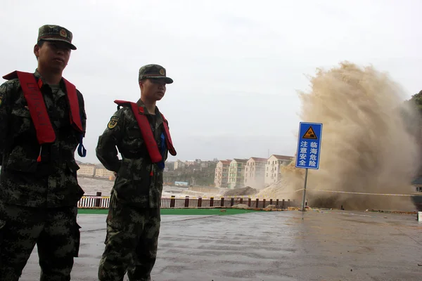 Chińscy Żołnierze Stoją Strażnika Pobliżu Fal Otworu Pływowego Spowodowane Przez — Zdjęcie stockowe