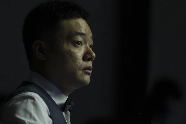 Ding Junhui China Considera Tiro Robert Milkins Inglaterra Partido Segunda —  Fotos de Stock