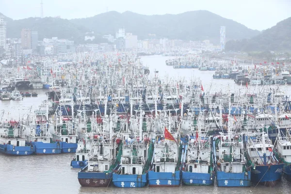 Rumbia 2018 日中国東部の浙江省舟山市に今年の台風 号に備えて港に漁船をドッキングします — ストック写真