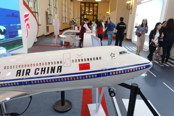 Een Model Vliegtuig Van Air China Wordt Tentoongesteld Tijdens Een — Stockfoto
