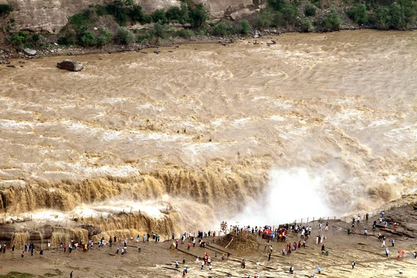 Touristen Besuchen Den Tosenden Hukou Wasserfall Auf Dem Gelben Fluss — Stockfoto
