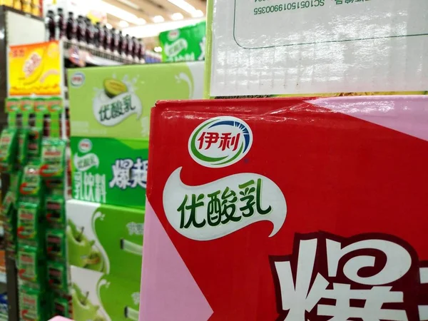 Картоны Молочных Продуктов Yili Продаются Супермаркете Городе Суцянь Провинция Цзянсу — стоковое фото