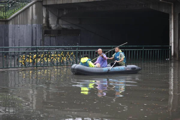 Chinese Rescuers Try Pull Cars Half Submerged Floodwater Caused Torrential — Stock Photo, Image