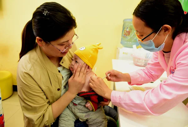 File Kinesisk Medicinsk Arbetare Vaccinerar Pojke Vid Sjukdoms Kontroll Och — Stockfoto