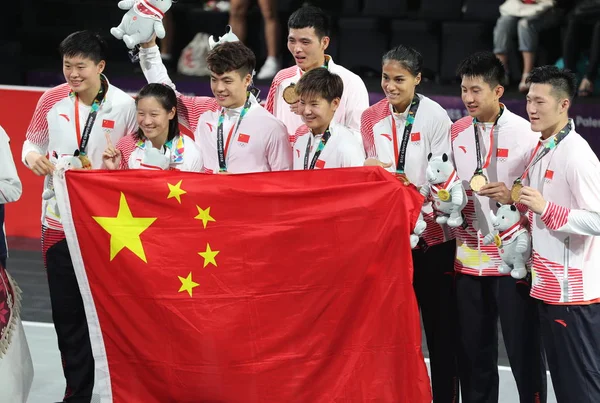 Золотий Призер Китайський Баскетболістів Позувати Церемонії Нагородження Після Перемоги Чоловічого — стокове фото