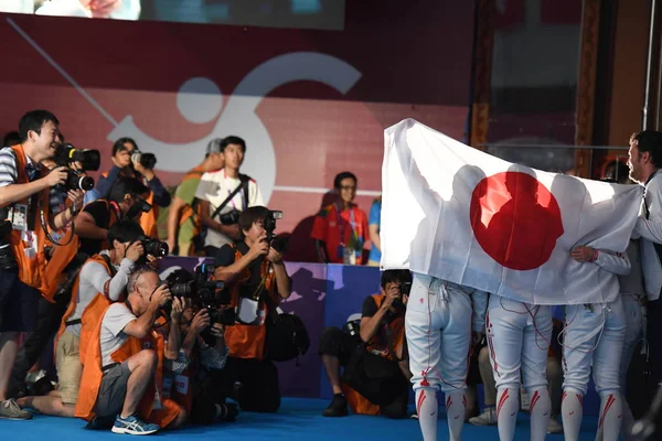 Japans Florett Teammitglieder Posieren Mit Ihrer Nationalflagge Nachdem Sie China — Stockfoto