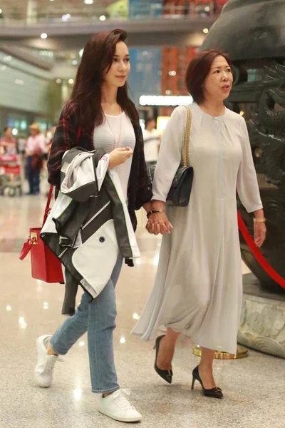Chinese American Actress Celina Jade Left Her Mother Arrive Beijing — Stock Photo, Image