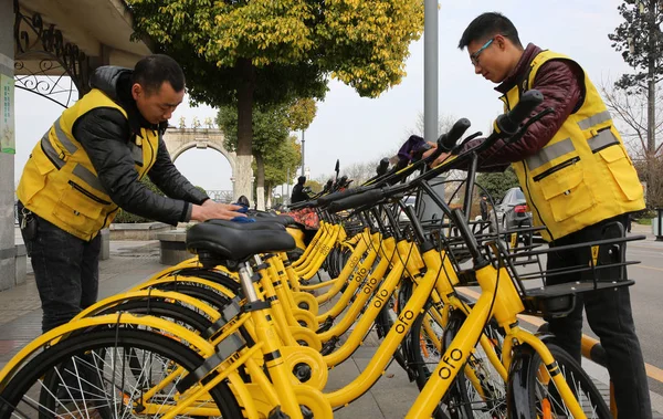 Chinesische Mitarbeiter Stellen Fahrräder Des Chinesischen Fahrradverleihdienstes Ofo Der Stadt — Stockfoto