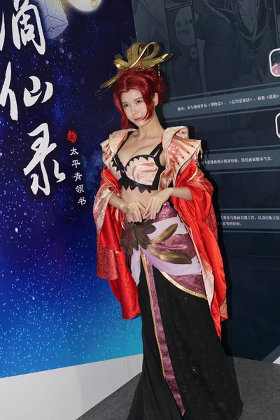 第14回中国国際漫画 ゲームエキスポ Ccg エキスポ 2018 中国上海 2018 でコスプレ衣装に身を包んだ Showgirl — ストック写真
