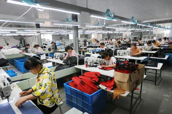 中国の労働者を縫うバッグ ヨーロッパに輸出されるスーツケース 2018 中国東部の安徽省淮北市の工場でアメリカ合衆国 — ストック写真