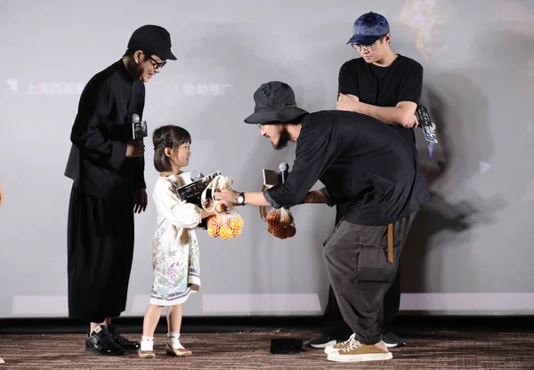 Der Chinesische Schauspieler Wang Chuanjun Schenkt Der Japanischen Schauspielerin Sasaki — Stockfoto