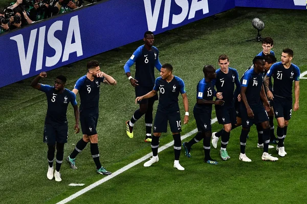 フランスの左は 2018 Fifa ワールド カップでロシア連邦 サンクトペテルブルクの 2018 日の準決勝の試合でベルギー戦のゴールを得点した後チームメイトと祝う — ストック写真