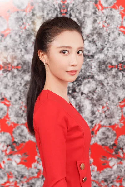 2018年8月22日 中国女演员潘素琪或潘世奇在中国北京接受想象中心专访时摆出姿势拍摄肖像照片 — 图库照片