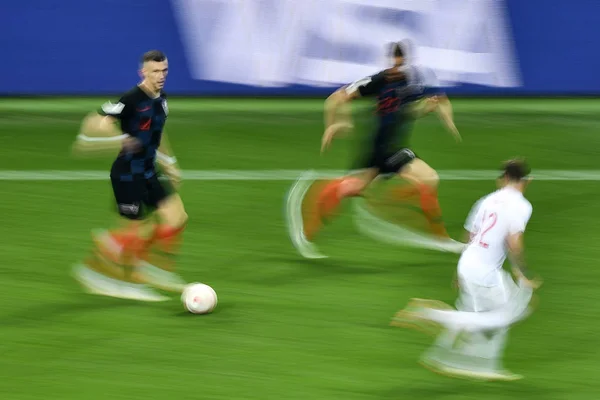 크로아티아의 Perisic 드리블 영국에 그들의 준결승 경기에서 2018 Fifa 월드컵 — 스톡 사진