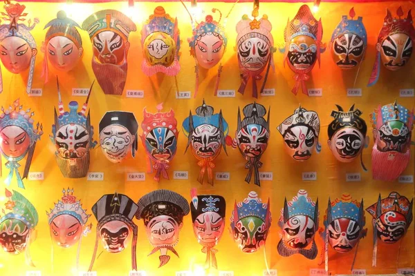 Fei Yongquan Artesano Años Muestra Sus Pinturas Máscaras Sobre Cáscaras — Foto de Stock