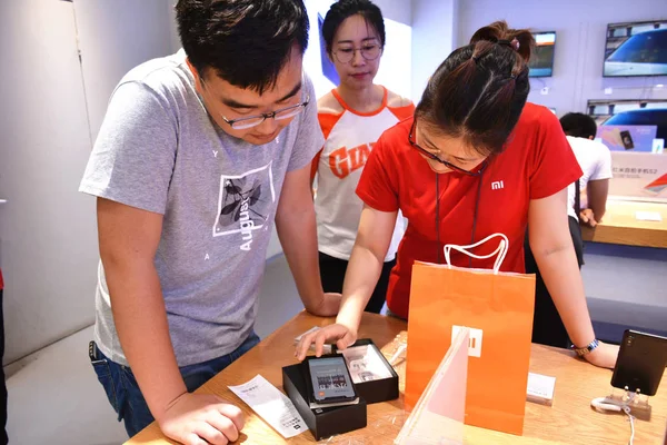 Клієнти Намагаються Xiaomi Смартфонів Магазині Xiaomi Місті Handan Північна Китай — стокове фото