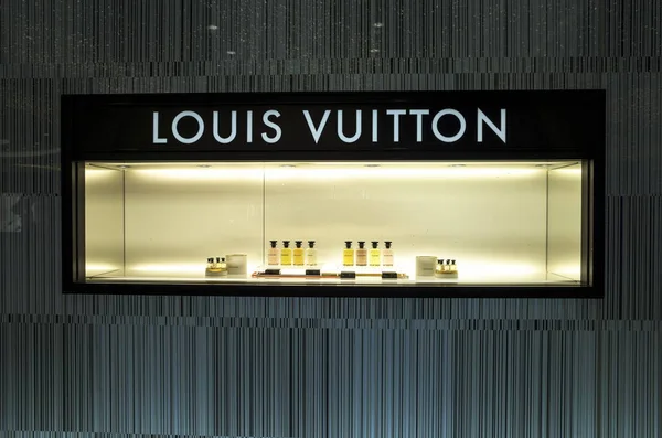 Vista Garrafas Perfume Exibidas Uma Boutique Louis Vuitton Cidade Wuhan — Fotografia de Stock