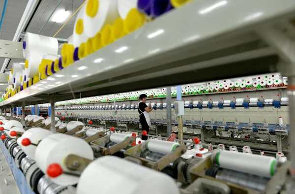 Női Kínai Munkavállaló Kezeli Termelés Fonal Textil Gyárban Xiayi Megye — Stock Fotó