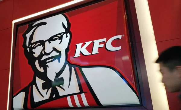 Pedestre Passa Por Restaurante Fast Food Kfc Yum Brands Cidade — Fotografia de Stock