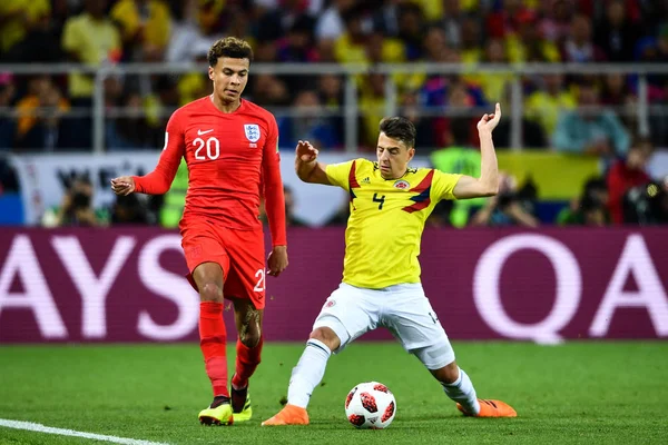 Santiago Arias England Haastaa Dele Alli Columbian Ottelunsa Aikana 2018 — kuvapankkivalokuva