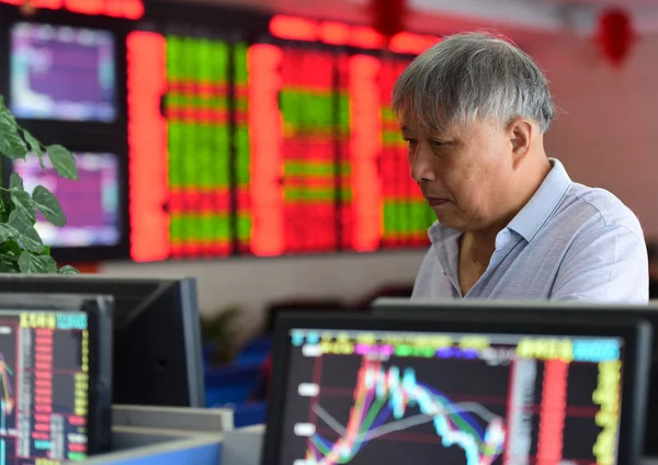 Inversor Chino Preocupado Mira Las Acciones Rojo Para Aumento Precios — Foto de Stock