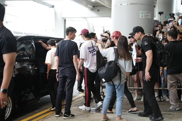 Membros Boy Group Sul Coreano Wanna One Chegam Aeroporto Internacional — Fotografia de Stock