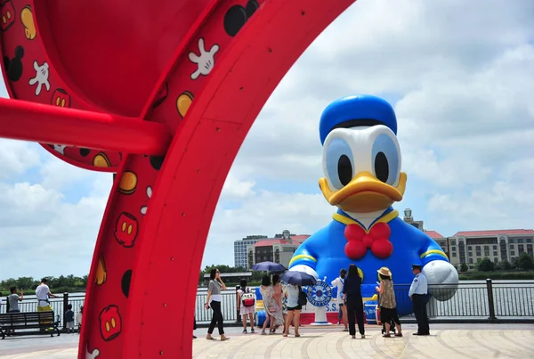 Een Meter Hoge Opblaasbare Donald Duck Zien Lakeside Disney Town — Stockfoto