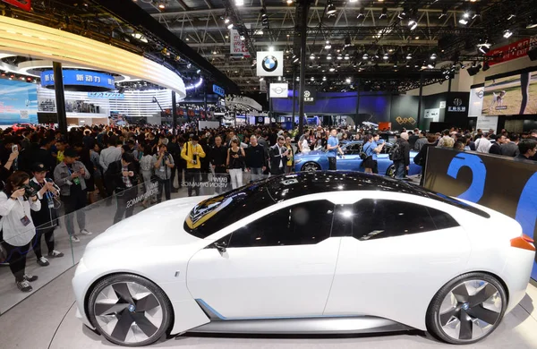 Gente Visita Stand Bmw Durante 15ª Exposición Internacional Automóviles Beijing — Foto de Stock