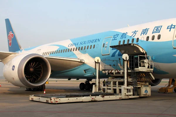 Aereo Boeing Della China Southern Airlines Viene Rifornito All Aeroporto — Foto Stock