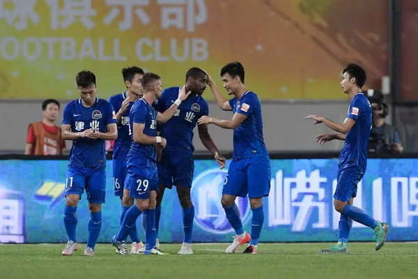 2018 中国サッカー協会スーパー リーグ Csl 中国の中に天津 Quanjian に対しての ラウンドの試合でゴールを決めた後チームメイトと共にポルトガルのフットボール選手リカルド ヴァス Jianye — ストック写真