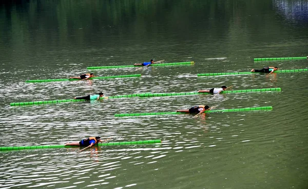 Mittelschüler Üben Das Treiben Eines Einzelnen Bambus Auf Dem Wasser — Stockfoto