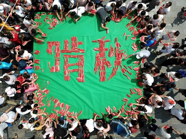 Esta Vista Aérea Piezas Sandía Forma Caracteres Chinos Kenqiu Que — Foto de Stock