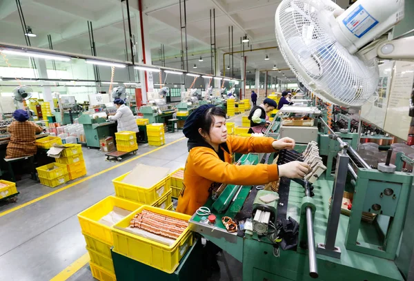 Trabalhadoras Chinesas Produzem Componentes Peças Ventiladores Elétricos Para Serem Exportados — Fotografia de Stock