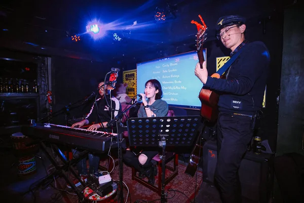 2018年4月12日 90年代后中国声音混音器孟蒙在中国北京的业余时间在酒吧唱歌 — 图库照片