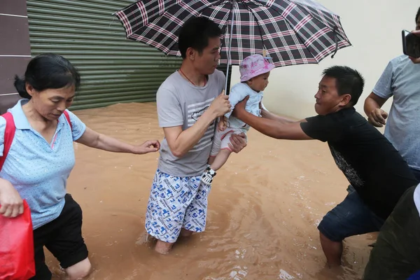 中国の救助隊は 中国南西部の四川省 成都市 浦安郡の大雨によって引き起こされた洪水で地元住民を避難させる 2018年7月2日 — ストック写真