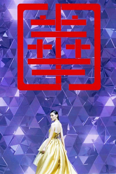 모델은 패션쇼 2018 베이징 2018에 전통적인 새로운 창조를 — 스톡 사진