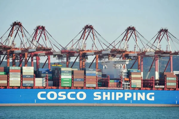 Navio Carga Cosco Shipping Carregado Com Contêineres Para Serem Enviados — Fotografia de Stock