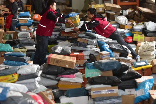 Des Travailleurs Chinois Trient Des Colis Dans Centre Distribution Dans — Photo