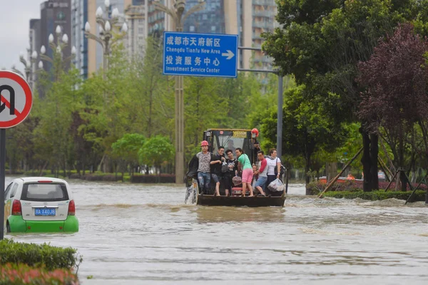 Los Rescatistas Chinos Evacuan Los Residentes Locales Aguas Inundación Causadas — Foto de Stock